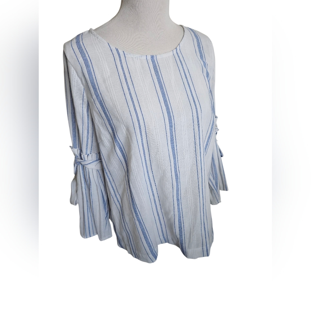 Cotton Blend Bell Sleeve Lightweight Top Size Large.